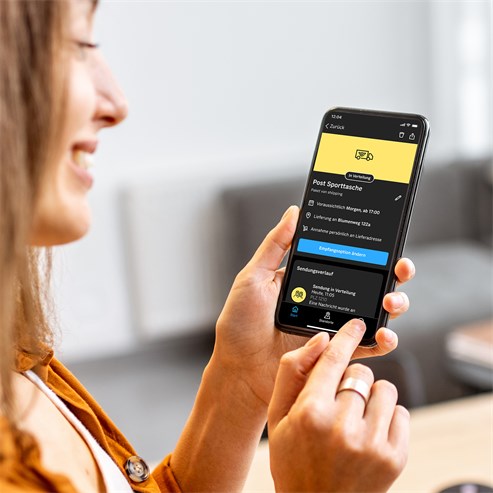 Kund*in schaut auf Post App